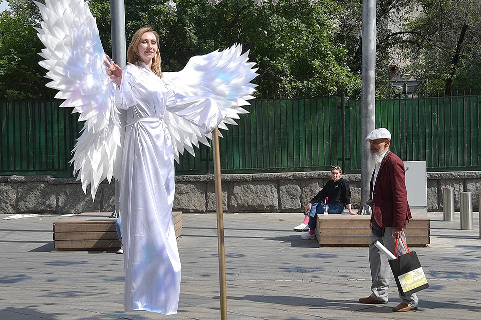 Живая статуя "Ангел" на Никольской улице в центре Москвы.