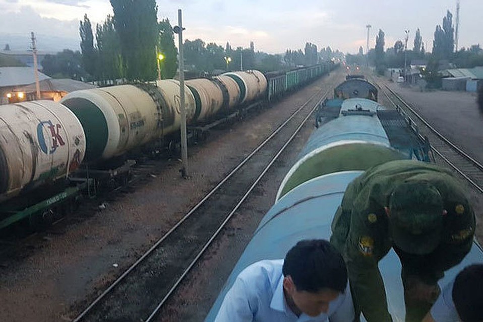 Топливо везли по железной дороге.
