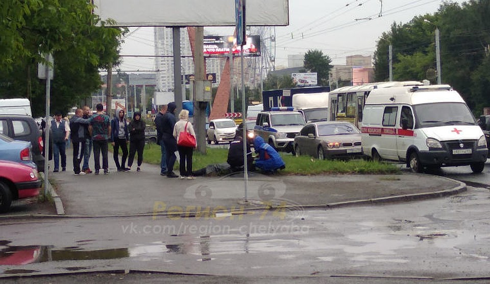 Мужчина умер неподалеку от ЗАГСа. Фото из группы VK «Регион-74»