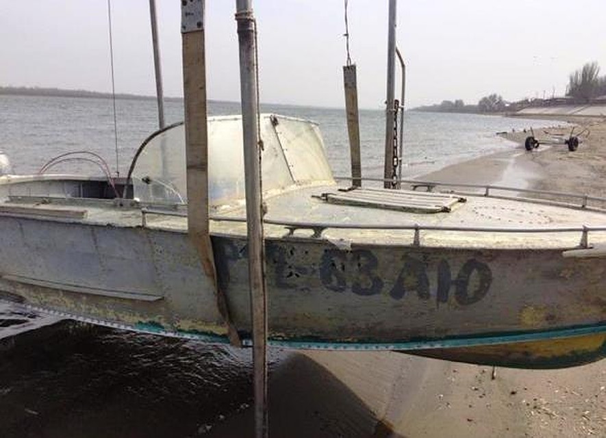 На лодке так и остались следы от осколков взорванной гранаты. Фото СУ СК по Астраханской области.