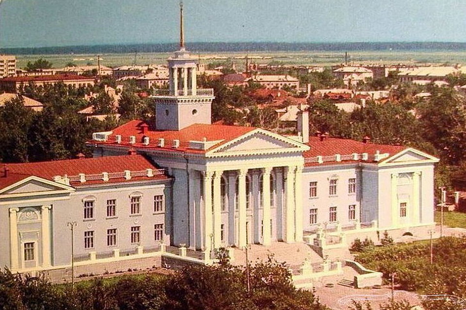 Создатели Дворца пионеров даже и подумать не могли, что когда-то рядом с величественным зданием для детей будут мчаться автомобили. Фото: архив Дворца детского творчества