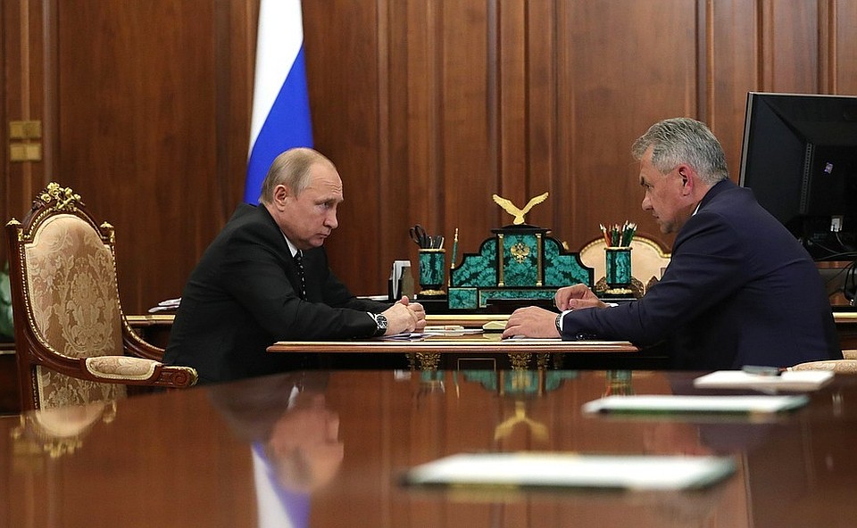 Путин принял Шойгу в Кремле.
