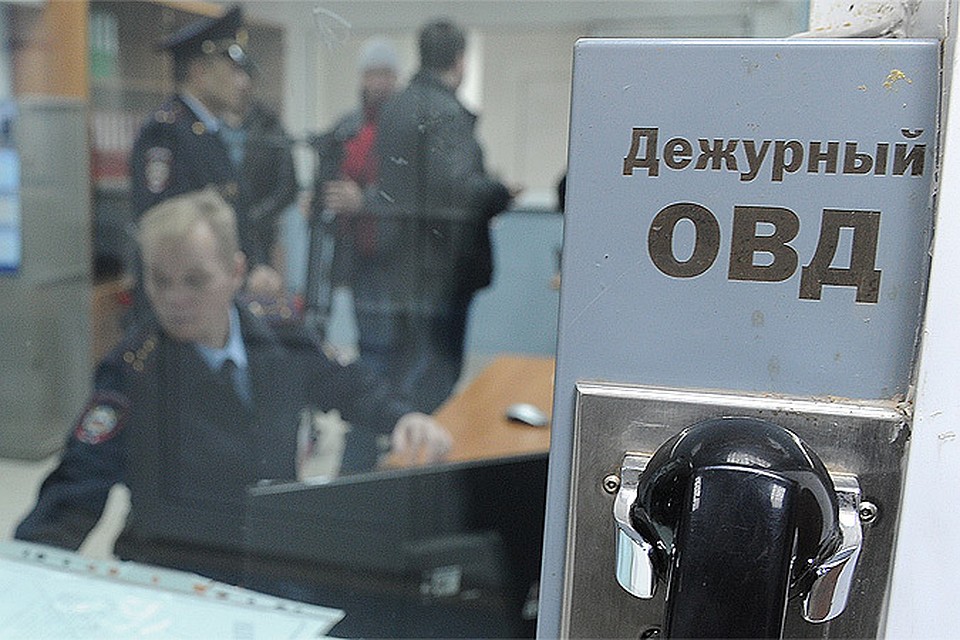 Полиция разыскивает хулигана, повредившего окна в здании Минздрава.