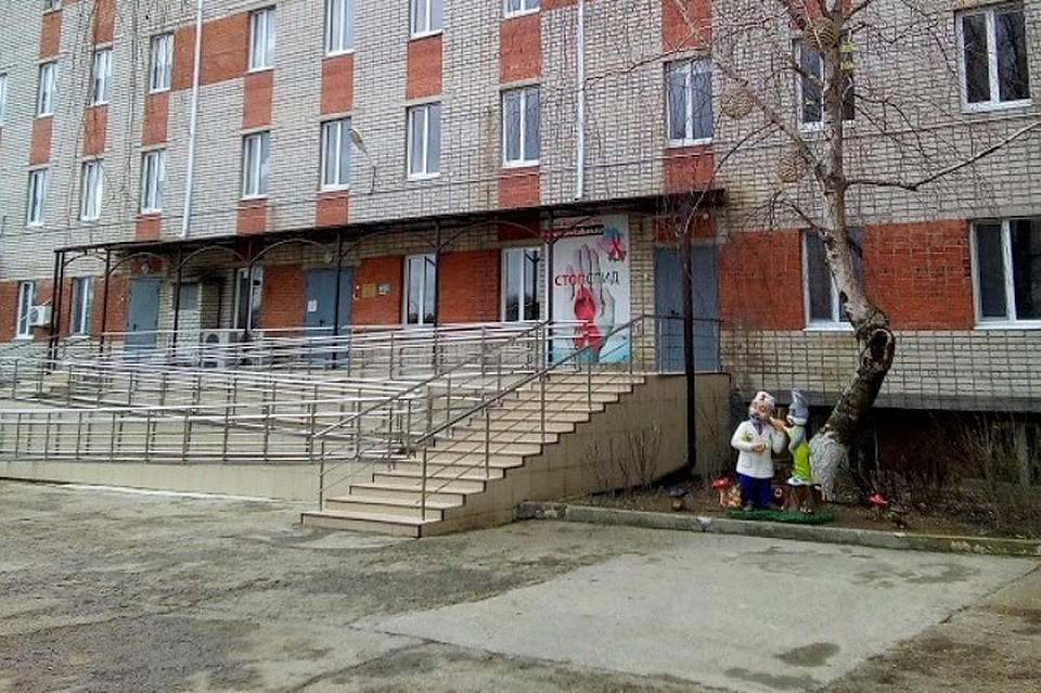 Врач больше в больнице не работает.