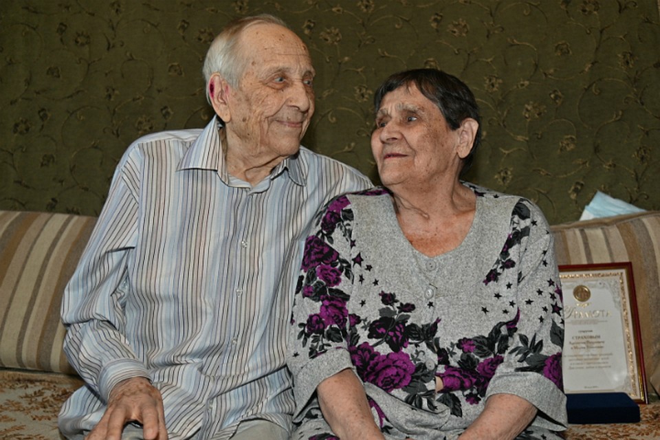 Супругам в Хабаровском крае за 75 лет совместной жизни вручили медаль «За любовь и верность»