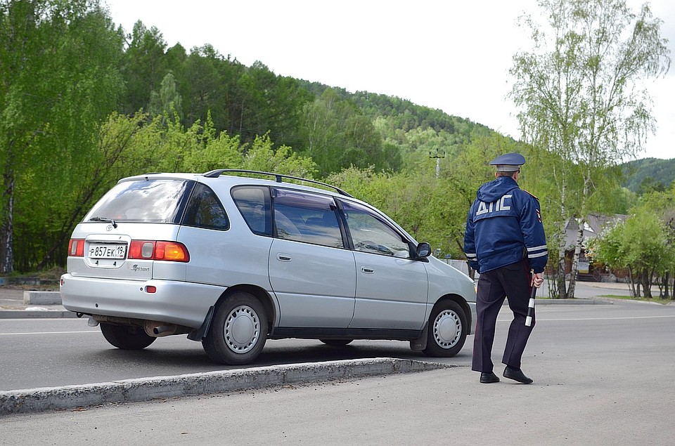 В Красноярске ехавший по выделенной полосе водитель пытался откупиться от инспектора взяткой в тысячу рублей