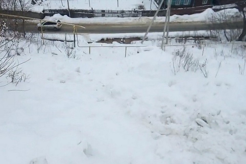 Зимой дети на пути в школу должны были преодолевать полосу препятствий