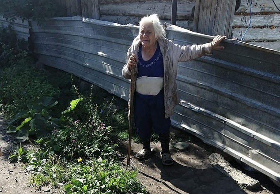 Каждый день баба Тоня выходила на улицу и ела одуванчики