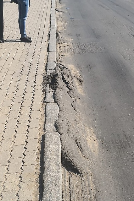 Асфальт вышел из "берегов".