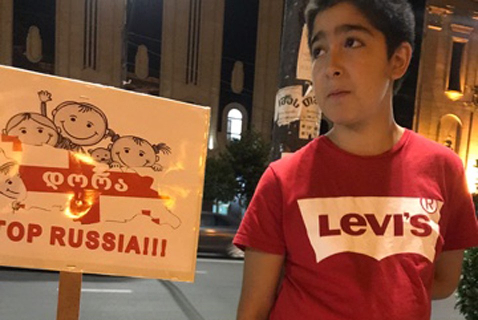 Лучше всего продаются товары с надписью "Stop Russia"