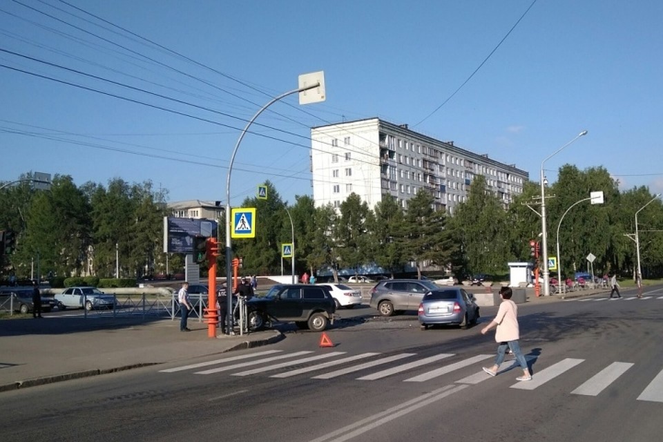 После столкновения один из автомобилей отлетел в ограждение Фото: Роман Бородин