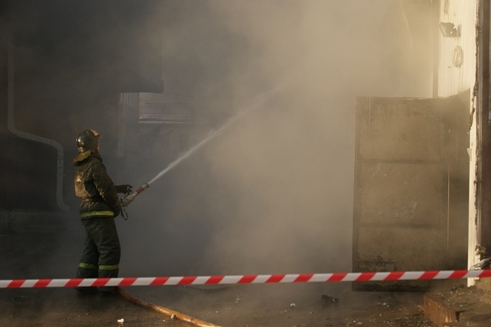 Пожарные спасли 5 человек из горящего дома в Саянске