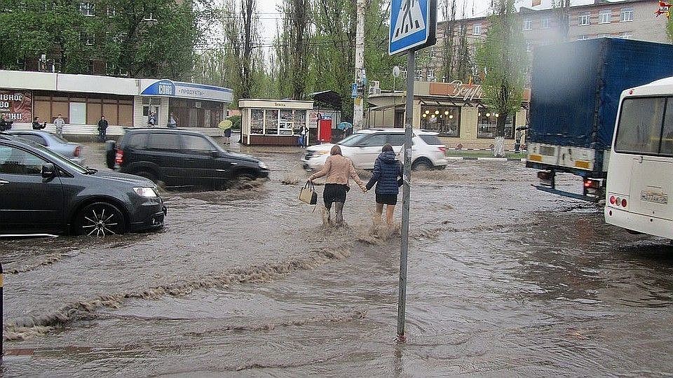 Иногда нужно брать с собой не только зонт, но и резиновые сапоги.