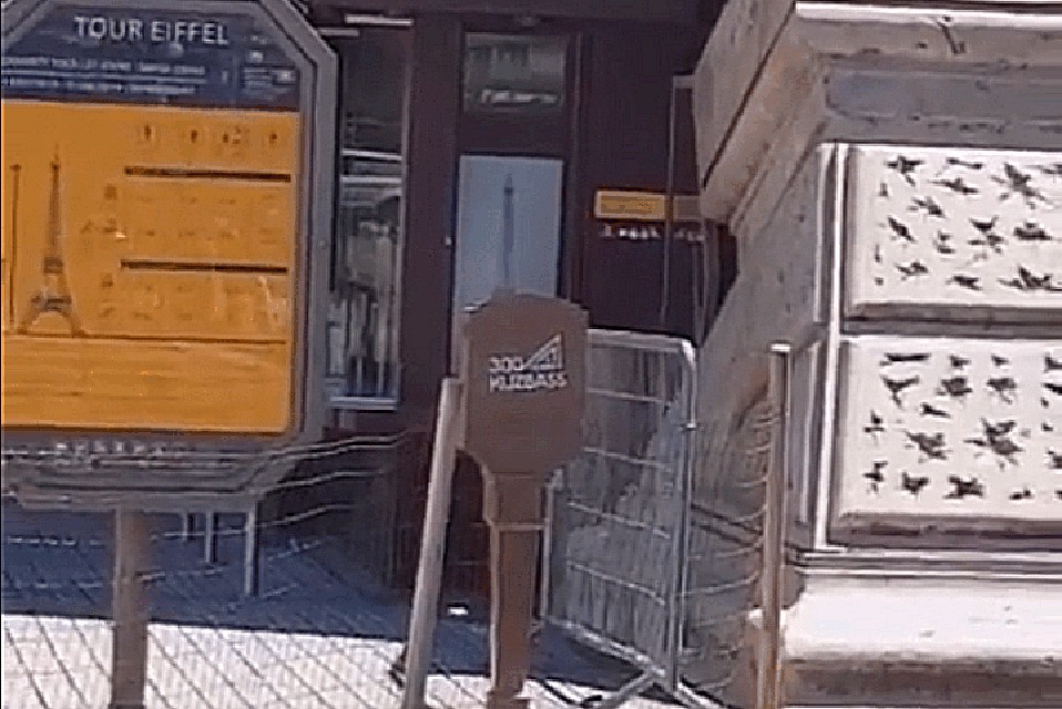 «Знай наших!»: в Париже установили символ Кузбасса. Фото: кадр видео Instagram Сергея Кузнецова.