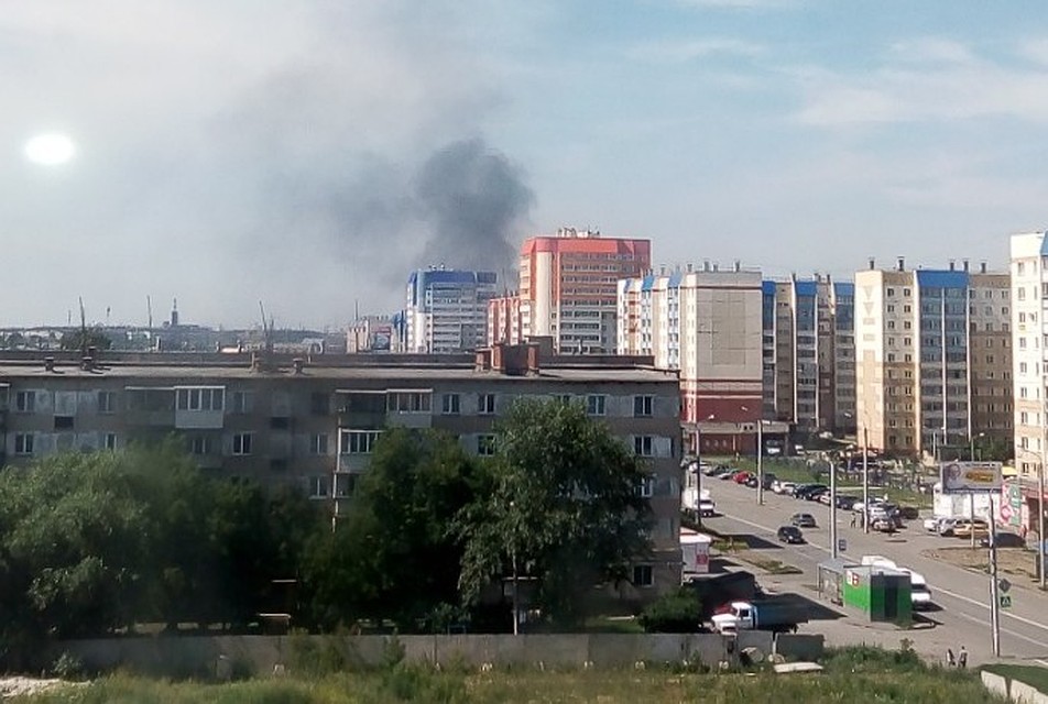 Черный дум отчетливо видно на голубом небе. Фото: Юлия Гареева.