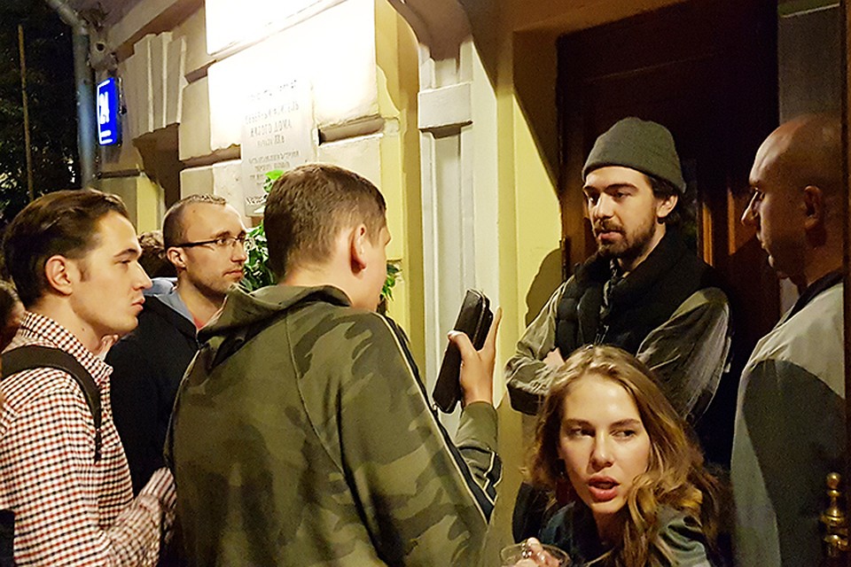 История с фейсконтролем и дресс-кодом тянется из 90-х, когда попасть в ресторан было сложно — заведений было мало, а желающих много