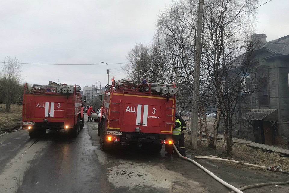 На месте происшествия работали два пожарных расчета. Фото: пресс-служба ГУ МЧС по Мурманской области.