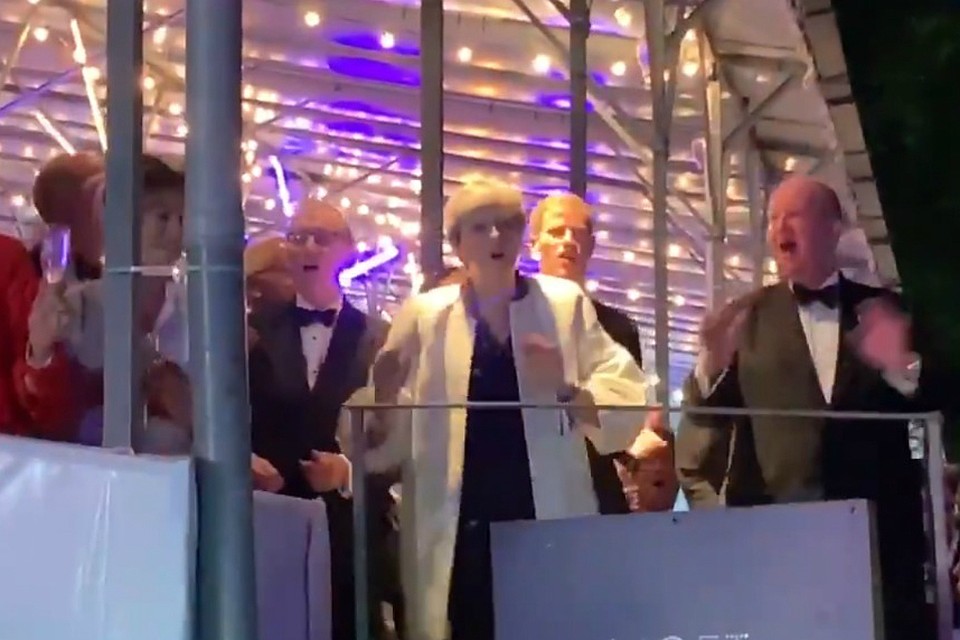 Тереза Мэй снова станцевала под песню группы ABBA