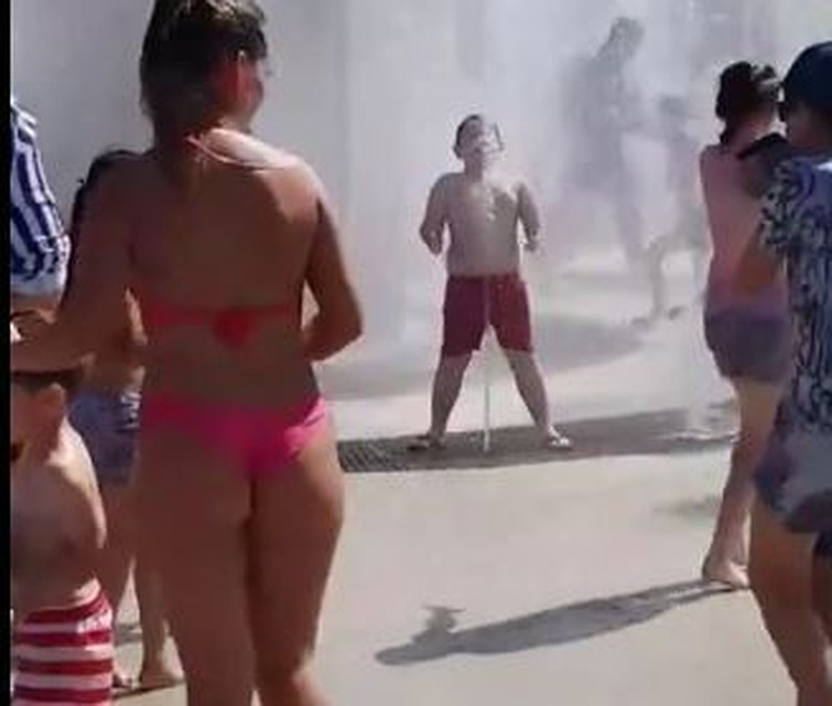 Девушку, разгуливающую в купальнике в центре города, осудили тюменцы. Фото - "ЧС Тюмень".