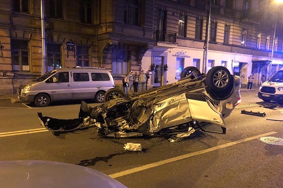 Водитель каршеринга устроил массовое ДТП в центре Петербурга и сбежал