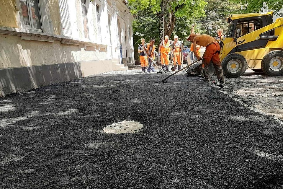 На участке трудятся 10 рабочих. Фото: пресс-служба администрации Симферополя