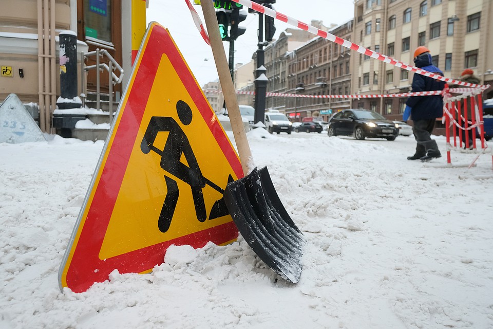 Пенсионерка, сломавшая ноги из-за гололеда во дворе, отсудила в Петербурге у УК 230 тысяч рублей
