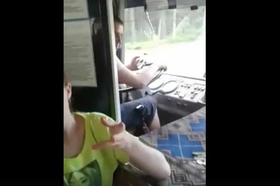 Уткнувшегося в телефон водителя автобуса застукали в Лесосибирске. Фото: ЧП - Лесосибирск.