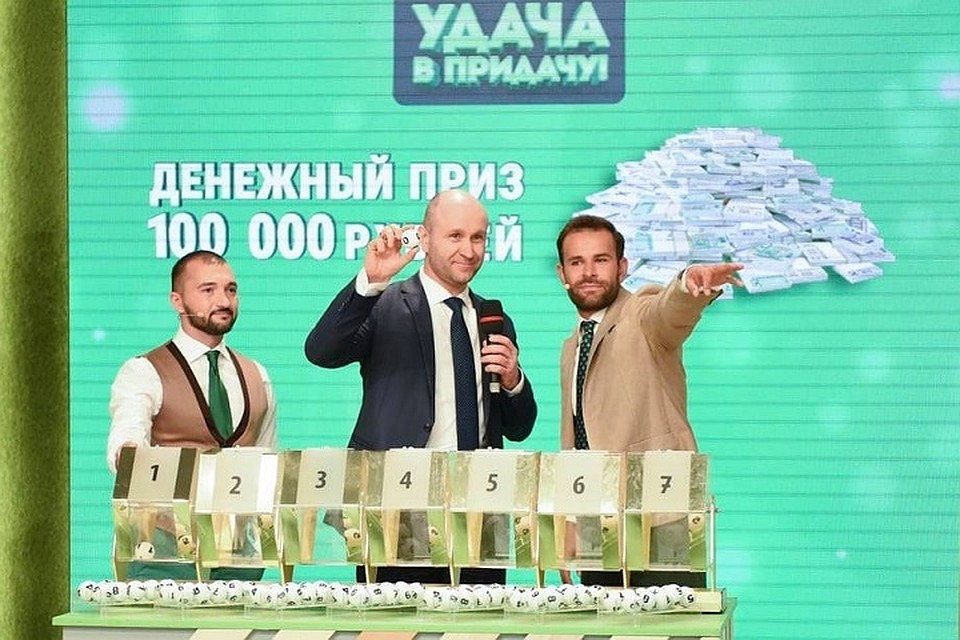 Главный приз 124 тура игры «Удача в придачу!» помог разыграть председатель Федерации хоккея Беларуси Геннадий Савилов.