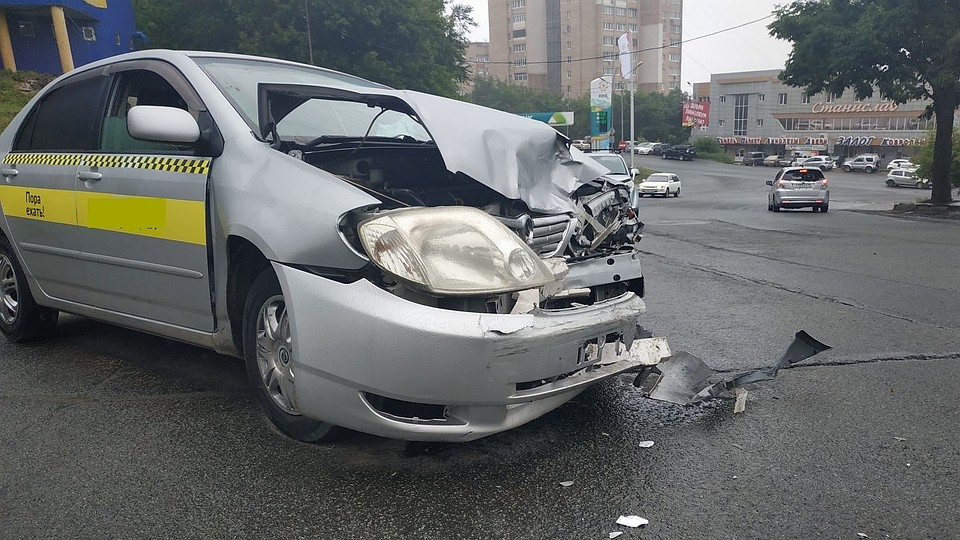 Автомобиль такси попал в ДТП