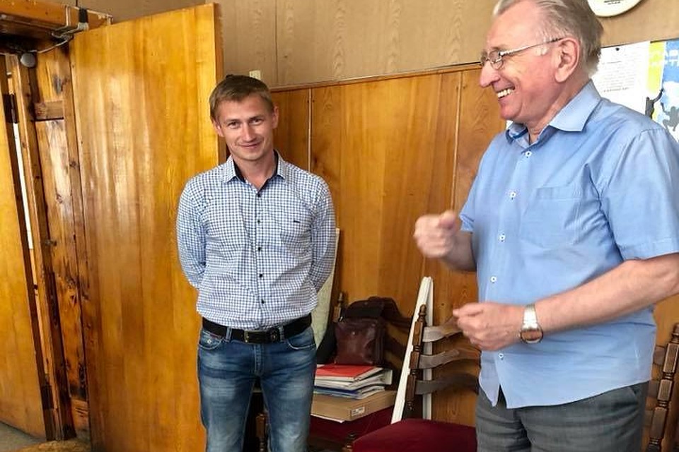 Михаил Алексеевич передает свои полномочия Павлу Борисовичу/ФОТО: группа "Ярославская школа-33" в Фейсбуке