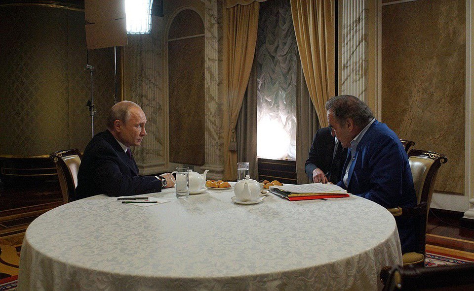 Стоун предложил Путину стать крестным отцом своей дочери.