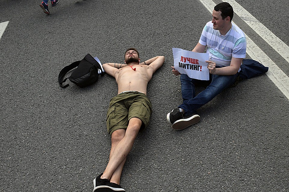 Протестующие разошлись, договорившись собраться ровно через неделю, в 14 часов у мэрии Москвы