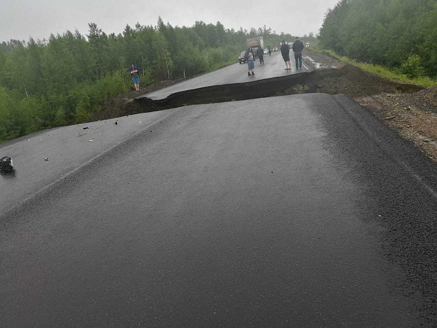 Объехать разлом, похожий на кадр из фильмов-катастроф, пока возможности нет - соцсети