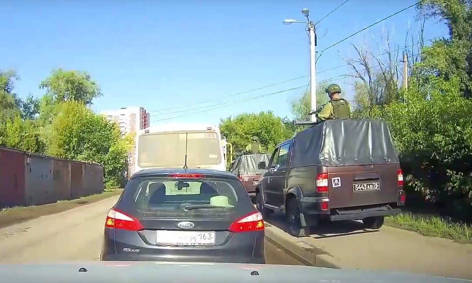 Военные без мигалок и спецсигналов проехали по тротуару, пытаясь догнать колонну