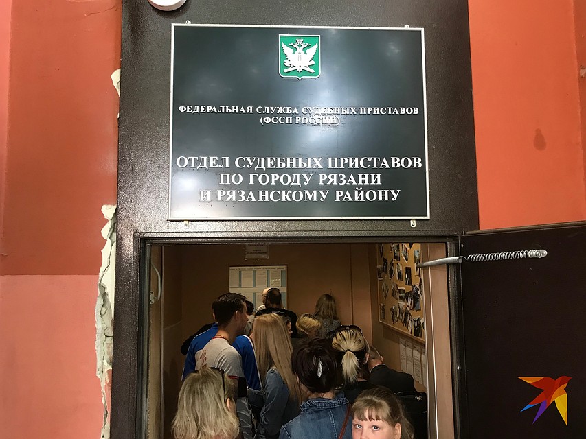 Граждан судебные приставы принимают всего 8 часов в неделю. Из-за этого в отдел выстраиваются огромные очереди.