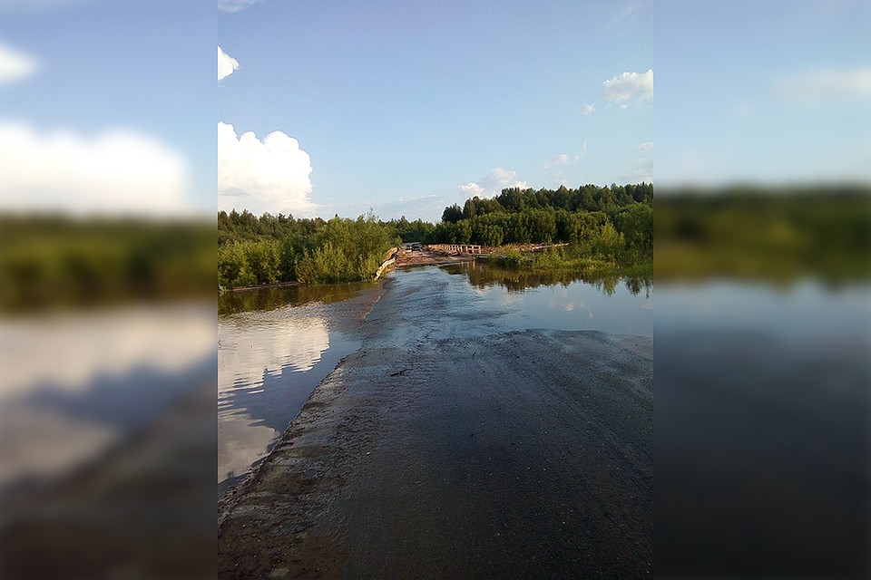 Мост затопило из-за продолжительных дождей. Фото: Людмила МИРОНОВА, vk.com/gorodkirs18