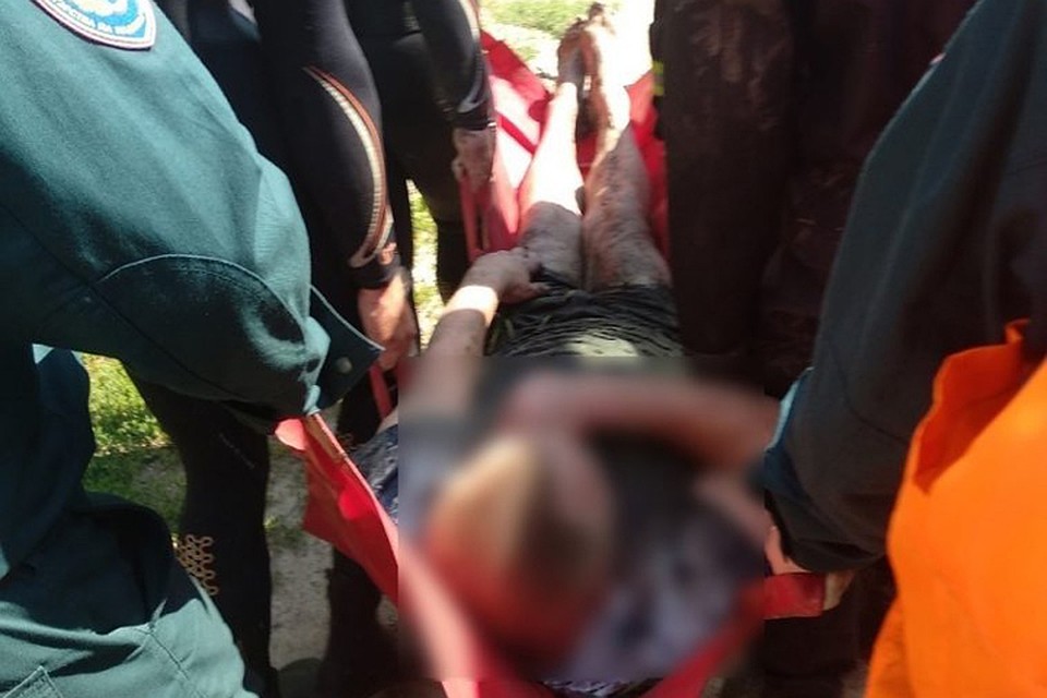 В Минске из реки спасли мужчину, который увяз в илистом дне реки. Фото: mchs.gov.by