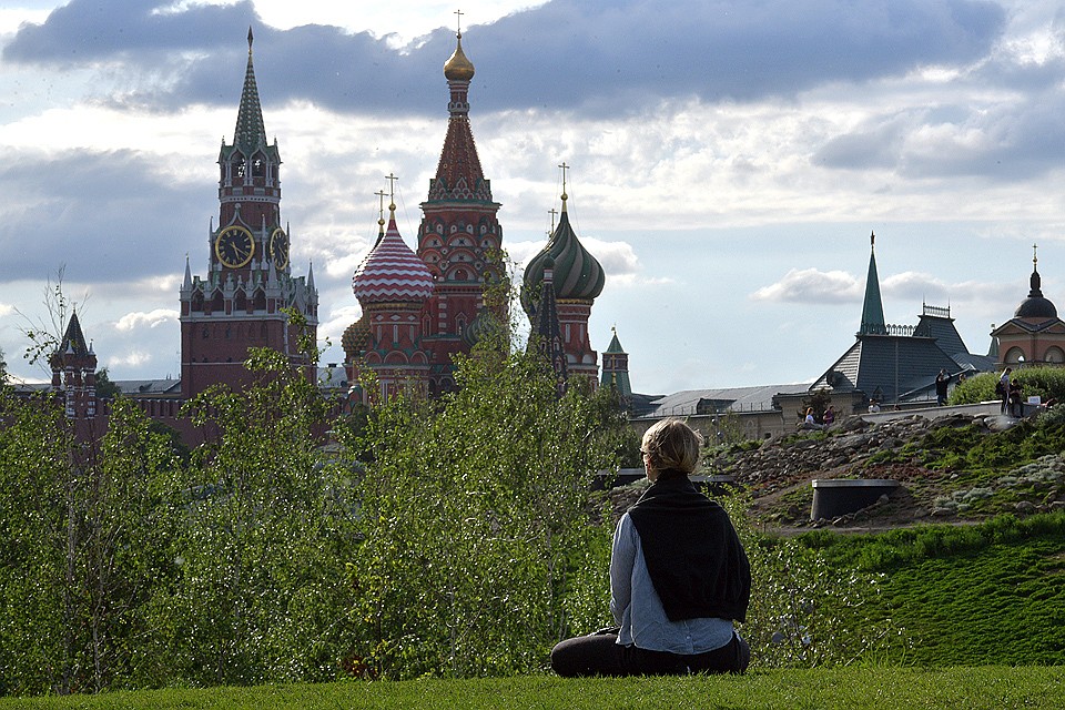 Отдыхающая в парке Зарядье.