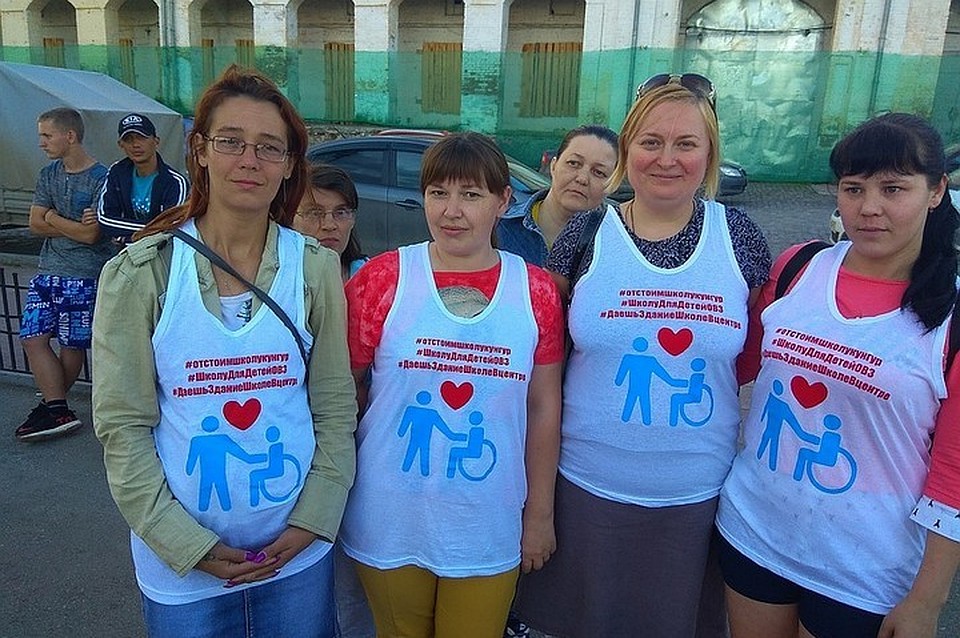 Мамы пытались отстоять здание школы, где учатся их дети. Фото: личная страничка Вконтакте представителя группы родителей.
