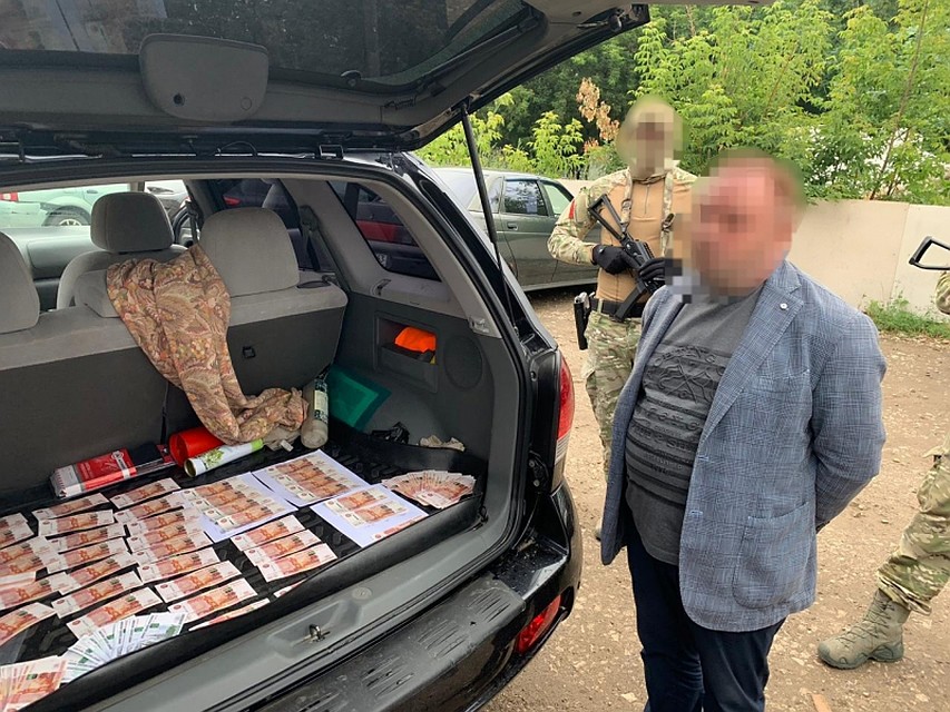 Он явно не ждал полицию и СОБР