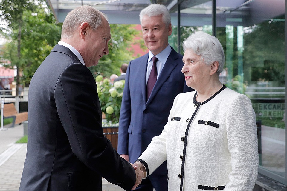Президент Владимир Путин, мэр Москвы Сергей Собянин и президент Русского общественного фонда А.Солженицына Наталия Солженицына. Фото Михаил Метцель/ТАСС