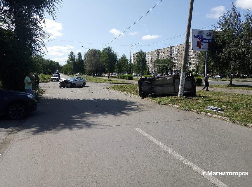 Одна из машин перевернулась и уперлась в столб.