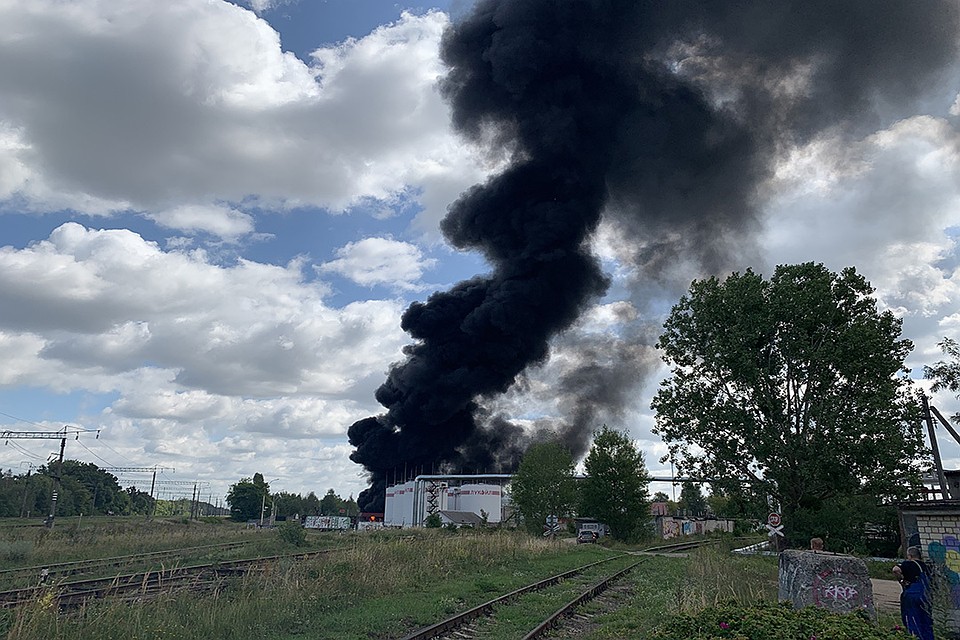 В Бресте произошел пожар на нефтебазе в черте города. Фото: Александр БОРИСЕНКО, vk.com/alarmbrest