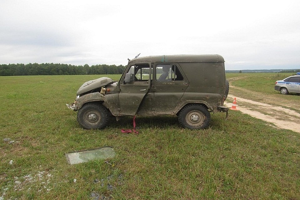Автомобиль опрокинулся на грунтовой дороге