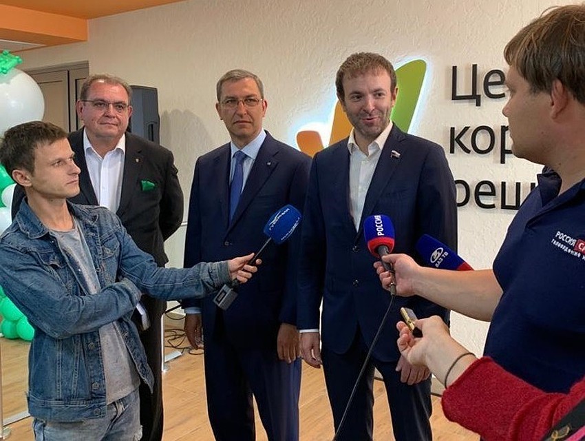 Депутат отметил, что Сбербанк - это социально ответственная организация, которая гарантирует своим работникам достойный уровень зарплаты.