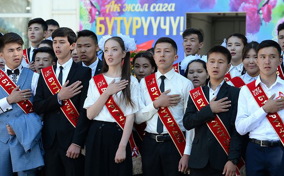 Предметы «Кыргызский язык», «Русский язык», «Узбекский язык» и «Таджикский язык» как родной изучают с 1-го по 11-й класс.