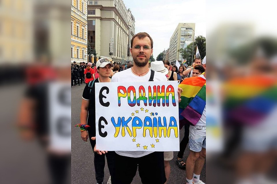 С такими плакатами руководитель центра ЛГБТ Владимир Прокофьев ходит на митинги и шествия. Фото: Страница в соцсети центра ЛГБТ