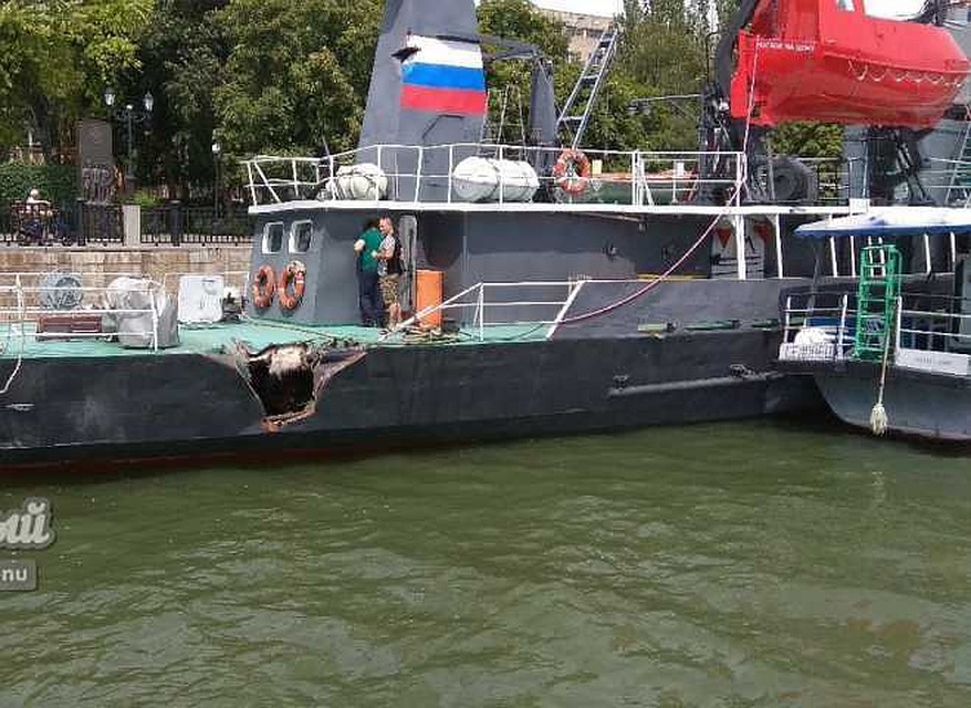 На набережной катер протаранил баржу