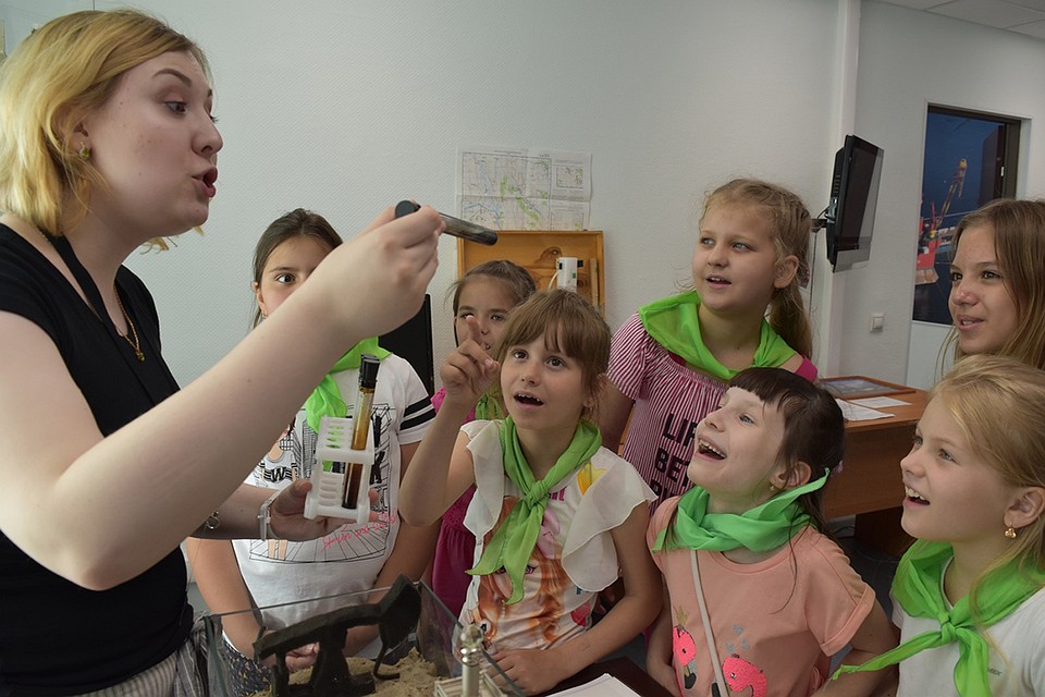Для ребят 10-14 лет специально используется игровая форма, а для детей постарше, которые уже задумываются о своей карьере, встречи проходят в формате «вопрос-ответ». Фото из группы департамента труда и занятости Тюменской области