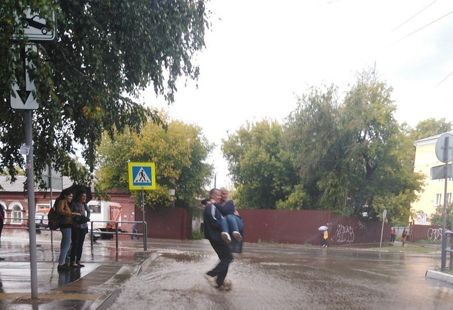 На дорогах лужи, просто так не перешагнешь